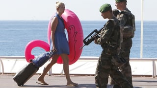 Militar franzos vid far patruglia a la costa da la mar.