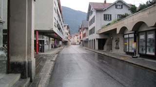 La via principala tras il vitg da Domat.