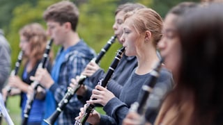 Scolaras e scolars che sunan clarinetta.