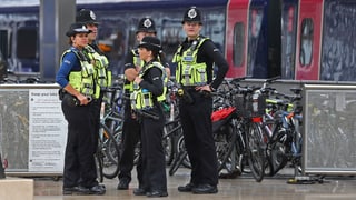 Polizists britannics avant in tren da metro.