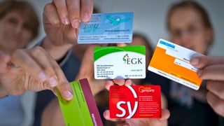Persunas che tegnan cartas da lur cassa da malsauns.
