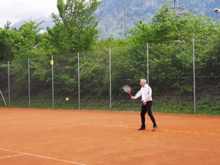 Giugader sin in plaz da tennis