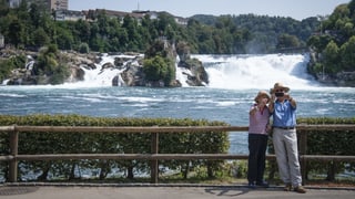 Turists che fan in selfi cun la cascada dal rain davostiers.