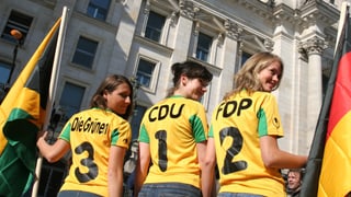 Trais dunnas cun t-shirs da las differentas partidas? 