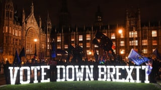 Siara a Londra, protestas cun binderas e glischs.