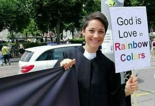La plevonessa refurmada Priscilla Schwendimann da Turitg s'engascha per ils dretgs da pèrs omosexuals. La plevonessa refurmada Priscilla Schwendimann da Turitg s'engascha per ils dretgs da pèrs omosexuals.