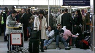 Passagiers che spetgan a l'eroport. 