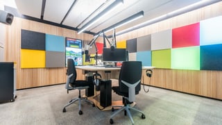 Das neue Radiostudio besticht mit modernen frechen Farben und Holz.