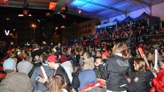 Ils fans Svizzer han la fin finala festivà il 0:0 encunter la Frantscha. Ils fans Svizzer han la fin finala festivà il 0:0 encunter la Frantscha.