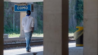 In fugitiv che spetga a la staziun da Como per pudair ir vinanvant.