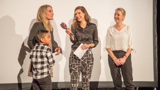 Juan Carlos, Patrizia Sarpatetti, Anna Serarda Campell, e Paula Nay sin la tribuna suenter la premiera. 