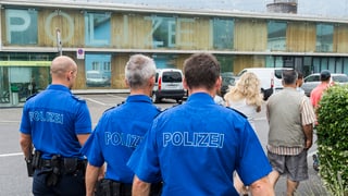 In um pli passà e dus giuvens vegnan accumpagnads da la staziun da Buchs al post da polizia. 