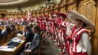 Avertura da la legislatura nova sut protecziun speziala – La truppa «Les Cent-Suisse» da la Fête des Vignerons circumdeschan ils parlamentaris en la sala dal Cussegl naziunal.