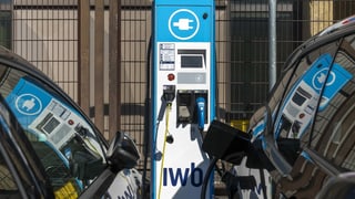 Purtret dad autos electrics vid tancar vid ina staziun electrica. 