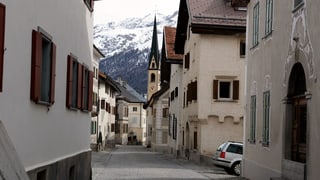 Sguard tras il vitg da S-chanf, la via cun salascheda, chasas engiadinaisas e tut davant il clutger.