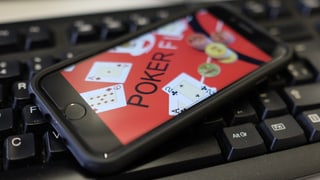 Telefonin cun ina fota da poker.