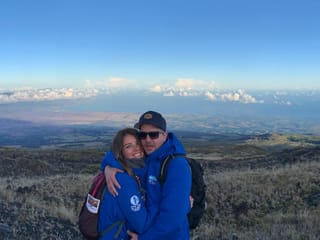 In perfetg mument per Viviane Manetsch e ses ami Simon: la levada dal sulegl a Haleakala a Maui.