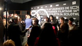 blera glieud che fotografescha ina crew da film.