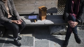 Urna da votaziun da lain a Fideris. Da mintga vart ina dunna.