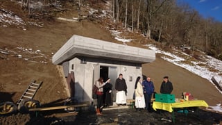 Il reservuar resp. l'ovra idraulica a Prau Vert sa chatta circa 300 meters sur la claustra da Glion.