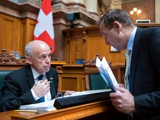 Vegnan betg da perina: Cussegl federal e Cussegl naziunal.