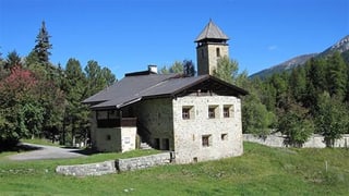 Ils edifizis Ospizi Chapella e Villa Gredig.