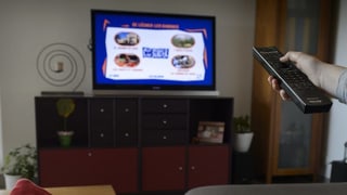 Giuven che guarda televisiun.