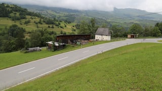 La chaplutta la resgia e la plazza da fermar d'autos da posta furman la cruschada da la via da val e la via da Tersnaus La chaplutta la resgia e la plazza da fermar d'autos da posta furman la cruschada da la via da val e la via da Tersnaus