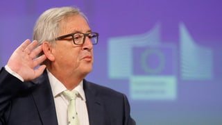 Jean-Claude Juncker taidla durant ina conferenza da medias attentivamain. Jean-Claude Juncker taidla durant ina conferenza da medias attentivamain.