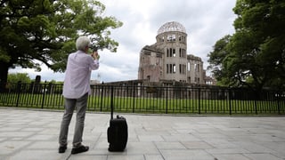 Um fotografescha la ruina simbolica a Hiroshima.