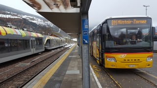 A sinistra la Vintschger-Bahn ed a dretga la posta Svizra.