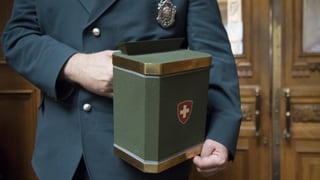 Ina urna d'elecziun en il parlament svizer.