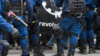 La polizia impedescha la demonstraziun dals antifaschists.