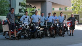 Ils otg giuvens dal Wehntal cun lur mopeds avant chasa RTR.