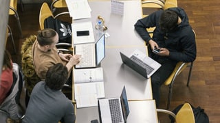 Students vi da lavurar cun lur laptops.
