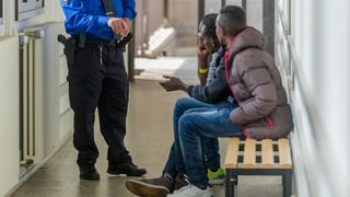 Purtret da migrants al cunfin svizzer. 