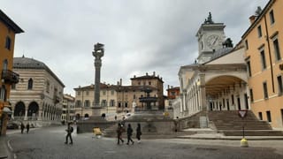 La Piazza Libertà en il center istoric dad Udine. Cun 100'000 abitants è Udine la pli gronda citad en il territori da la lingua furlana.