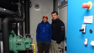 Silvio Baselgia il manader da l'arena da biatlon (san.) e Michael Wieser, il manader dal project Snwowfactory da la firma Technoalpin.