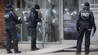 Policists vida investigar en in dals lieus dals attentats a Copenhagen.