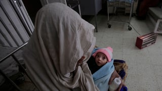 mamma tegn ses uffant sutalimentà en bratsch