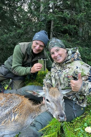 Ein Paar mit der Jagd-Beute der Frau.