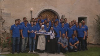 Club da hockey Kloten Flyers cun soras da la claustra da Müstair Club da hockey Kloten Flyers cun soras da la claustra da Müstair
