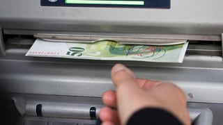 vista sin in automat da daners, i vegn ora ina nota da 50 fr.
