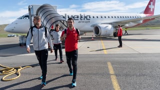 Giugaders da la naziunala Svizra sin la plazza aviatica a Torshavn.