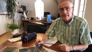 Ueli Caluori, cumandant da la polizia da la citad da Cuira en ses biro cun actas en connex cun segirtad a la festa da Cuira.