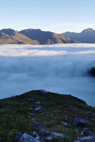 In tarpun da neblas sut ils culms da l'Engiadina Bassa.