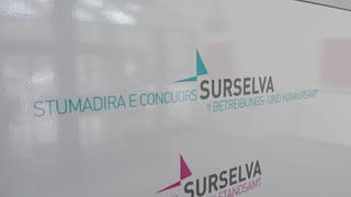 L'uffizi da scussiun e concurs sa chatta en la chasa da la Regiun Surselva.