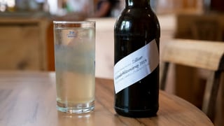 ina buttiglia ed in magiel sirup da suvì sin ina maisa ina buttiglia ed in magiel sirup da suvì sin ina maisa
