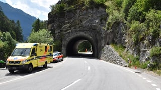 La motociclista è charrada dretg da quest mir si e crudada curt avant il tunnel 3 meters sin via.