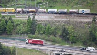 Camiun e viafier transporteschan la rauba tras las Alps. 